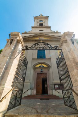 Belgrad, Sırbistan - 16 Mayıs 2020: Sırbistan 'ın Belgrad kentindeki Ortodoks Kutsal Başmelek Michael Kilisesi (Sırpça: Saborna crkva). Katedral 1837 ve 1840 yılları arasında inşa edildi..