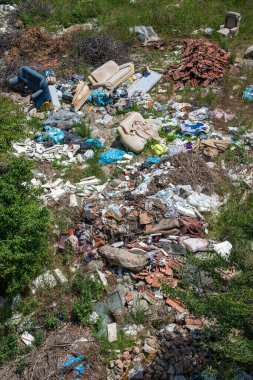 Novi Sad, Sırbistan - 23 Mayıs 2020: Şehir merkezinde çöplük. İnsanlar her yere eski şeyler ve çöp atıyor.