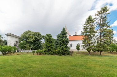 Becej, Sırbistan - 25 Mayıs 2020: Sırbistan 'ın eski geleneksel Dundjerski ailesi kalesi Becej' deki Hızlı Şato. 