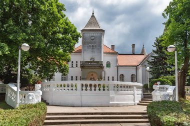 Becej, Sırbistan - 25 Mayıs 2020: Sırbistan 'ın eski geleneksel Dundjerski ailesi kalesi Becej' deki Hızlı Şato. 