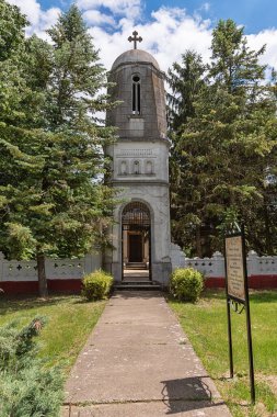 Becej, Sırbistan - 25 Mayıs 2020: Becej yakınlarındaki Bogdan Dundjerski şapeli, kurucunun mezar şapeli olarak Fantast kalesi içindeki malikanede yer almaktadır. Sırbistan 'da Ortodoks kilisesi.