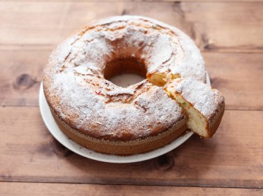 Krema şekerli yuvarlak pasta.