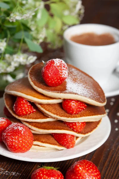 Smakfulle Bare Bakte Pannekaker Med Jordbær Mørk Overflate Hjemmelagde Kaker – stockfoto