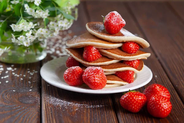 Deliciosas Apenas Panquecas Assadas Com Morangos Uma Superfície Escura Bolos — Fotografia de Stock