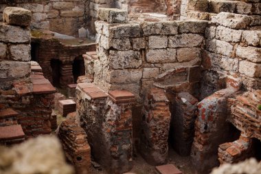 Tuğla duvarların antik kalıntıları