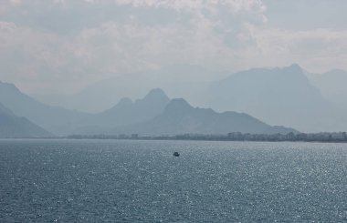 Sabah sisli manzaralı dağlar ve deniz