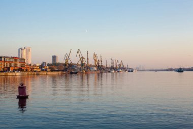 Moskova 'da bir nehir kıyısına vinç yapmak (Recchnoy vokzal)