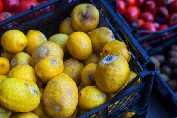 Markette çürük limonlar