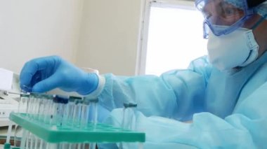 Laboratuvar doktoru test tüpleriyle çalışır.