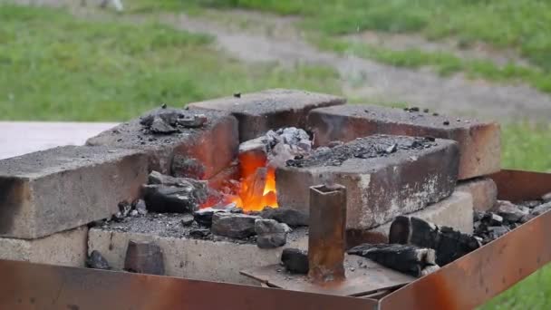 Demirci Şöminede Demir Isıtıyor — Stok video
