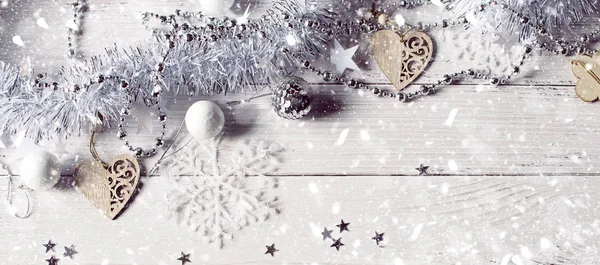 銀のチンセル、ビーズ、木製のクリスマスTのクリスマスの背景 — ストック写真