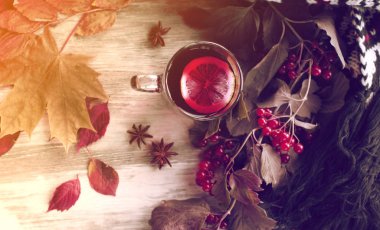 Sonbahar rahat ve limon ile kırmızı çay bir kupa sıcak natürmort