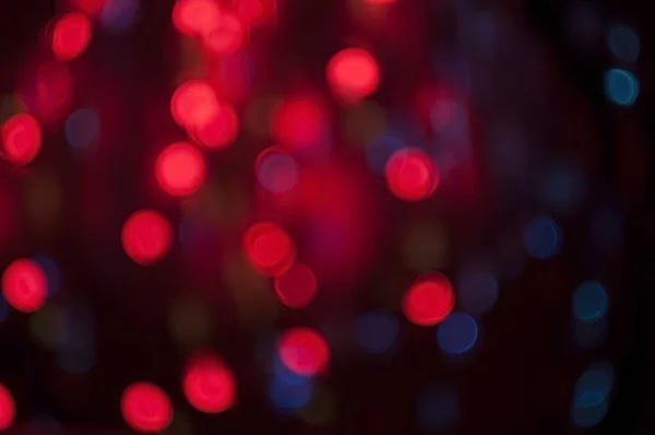 Bonito desfocado bokeh fundo com azul e roxo e vermelho — Fotografia de Stock