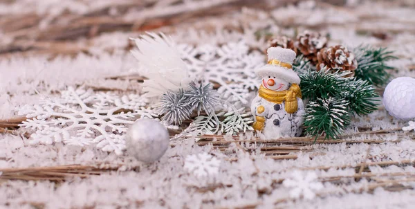 Natale sfondo esterno con allegri pupazzi di neve con colori — Foto Stock