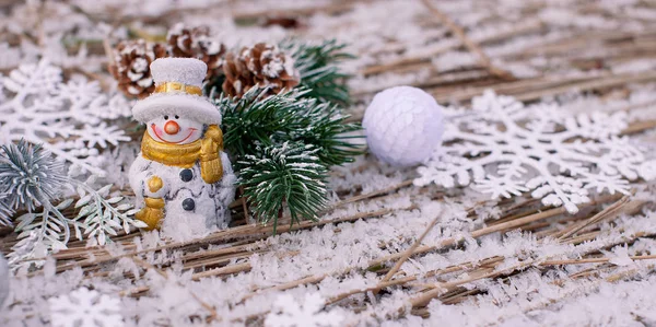 Natale sfondo esterno con allegri pupazzi di neve con colori — Foto Stock