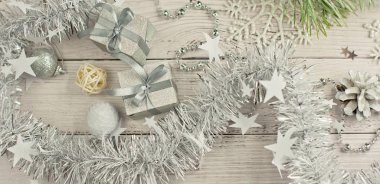 Noel açık gri arka planı ahşap tahtalarda, süslemeli