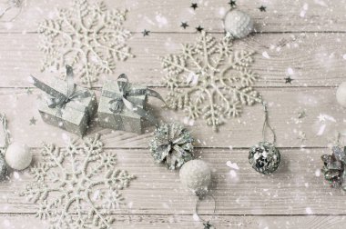 Noel açık gri arka planı ahşap tahtalarda, süslemeli