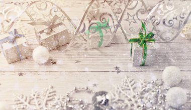 Noel açık gri arka planı ahşap tahtalarda, süslemeli