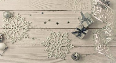 Noel açık gri arka planı ahşap tahtalarda, süslemeli