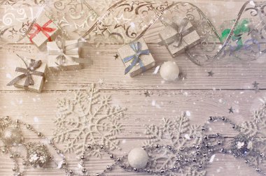 Noel açık gri arka planı ahşap tahtalarda, süslemeli