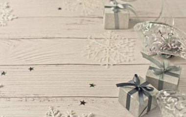 Noel açık gri arka planı ahşap tahtalarda, süslemeli