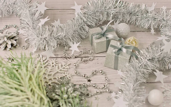 Natal fundo cinza claro em placas de madeira com ouropel, para — Fotografia de Stock