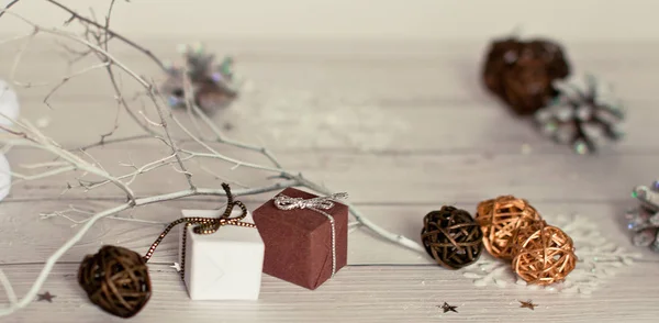 Natal fundo cinza claro em placas de madeira com ouropel, para — Fotografia de Stock
