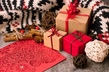 Kırmızı süslemeli, koyu renk çimento kaplı Noel arkaplanı