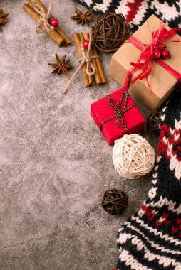 Kırmızı süslemeli, koyu renk çimento kaplı Noel arkaplanı