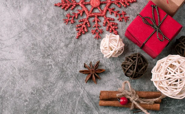 Natal fundo de cimento envelhecido escuro com envoltório decorações vermelhas — Fotografia de Stock