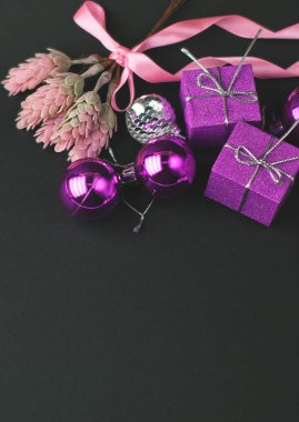 Karşıt beyaz ve mor objec ile siyah şenlik arka planı