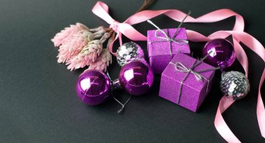 Karşıt beyaz ve mor objec ile siyah şenlik arka planı