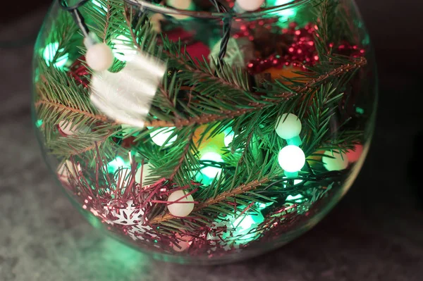 Boże Narodzenie szary tło z dekoracyjnym akwarium z tanger — Zdjęcie stockowe