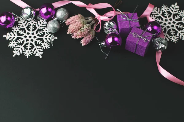 Black festive background with contrasting white and purple objec — Stock Photo, Image