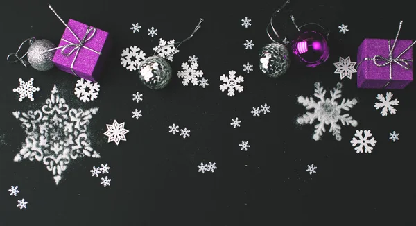 Fond festif noir avec objec contrasté blanc et violet — Photo