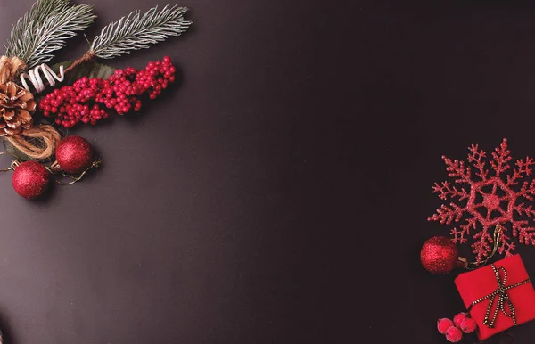 Kırmızı ladin B ile siyah şenlikli Noel arkaplanı