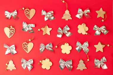 Noel şenliği kırmızı arka planı, üzerinde bir grup Chri yatıyor.