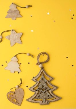 Sarı kağıttan yılbaşı arkaplanı metin ve nükteli