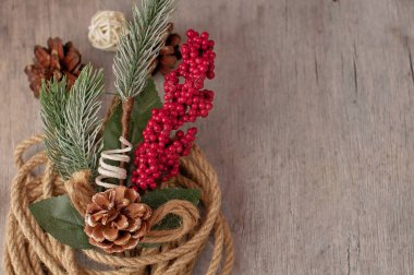 Kırsal bir geçmişe sahip eski bir ahşap arka planda, Noel süslemeleri ve kabuğu soyulan beyaz boyalar.