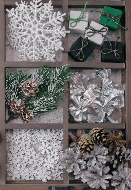 Noel süslemeleri koleksiyonuyla Noel arkaplanı 