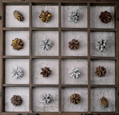 Doğal çam kozalaklarından oluşan bir Noel arkaplanı.