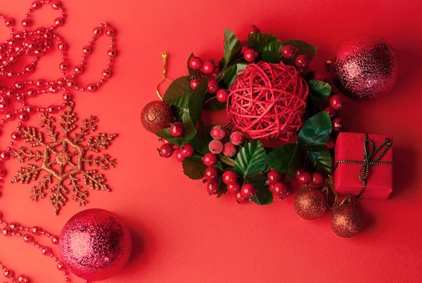 Natal festivo fundo vermelho com um ramo de abeto, sob o qual — Fotografia de Stock