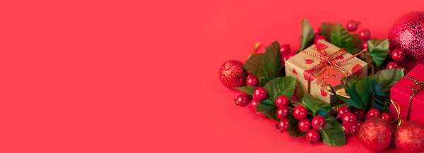 Natal festivo fundo vermelho com um ramo de abeto, sob o qual — Fotografia de Stock