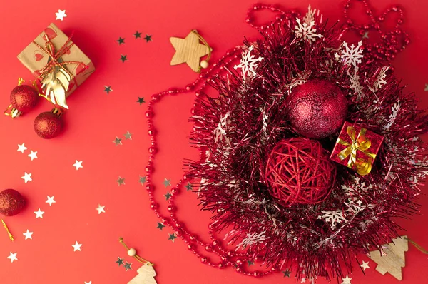 Natal fundo vermelho festivo com ouropel, em que são presentes — Fotografia de Stock