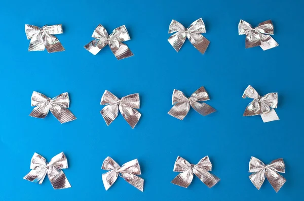 Noel şenlikli mavi arka plan, üzerinde bir grup Chr yatıyor.