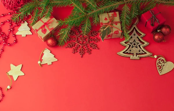 Natal festivo fundo vermelho com um ramo de abeto, sob o qual — Fotografia de Stock