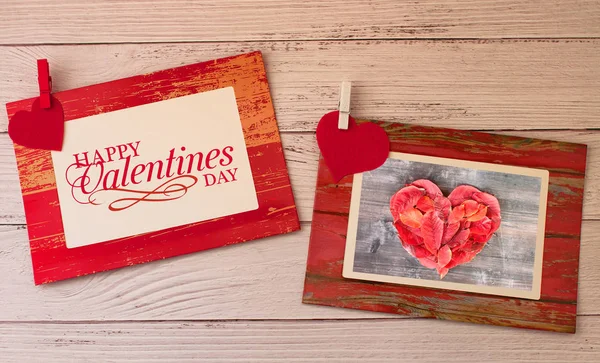 Feiertagshintergrund zum Valentinstag auf weißem Holzbackgro — Stockfoto