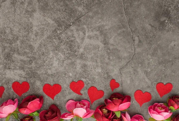 Wakacyjne tło dla Walentynki na szarym tle cementu — Zdjęcie stockowe