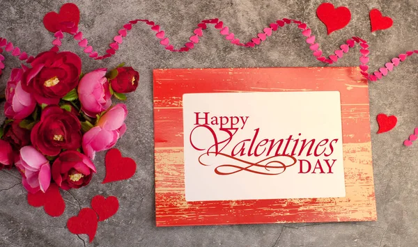 Праздничный фон на День Святого Валентина на сером цементе backgrou — стоковое фото
