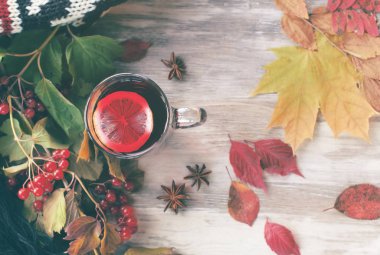 Sıcak, sakin bir sonbahar hayatı kuru yapraklar, limonlu kırmızı çay.